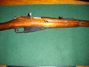 nice picture of a Mosin nagant Bolt and magazine.